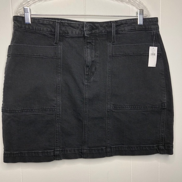 Old Navy Dresses & Skirts - NWT Old Navy high waisted black jean skirt.Size 14